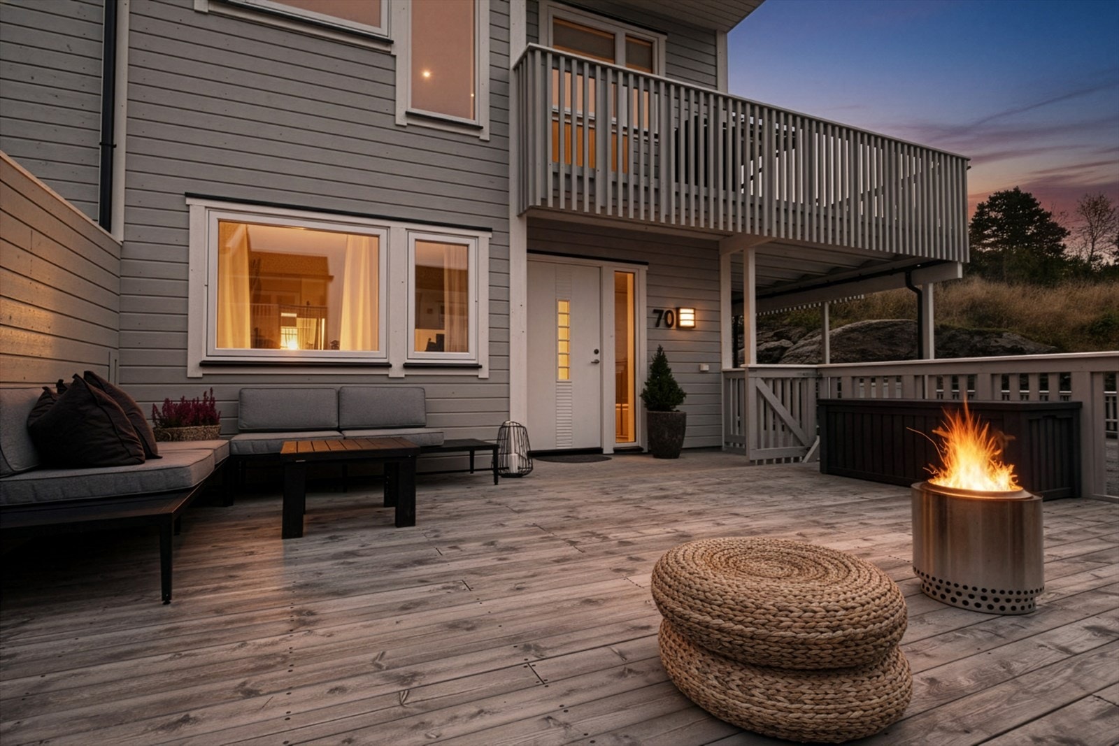 Terrassen gir en varm atmosfære med plass til sittegruppe. Galleribilde