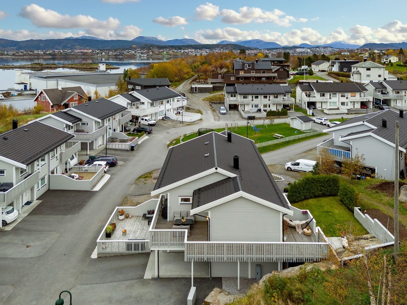 Boligen ligger i en slak nordvesthelling, skjermet fra vær og vind Galleribilde