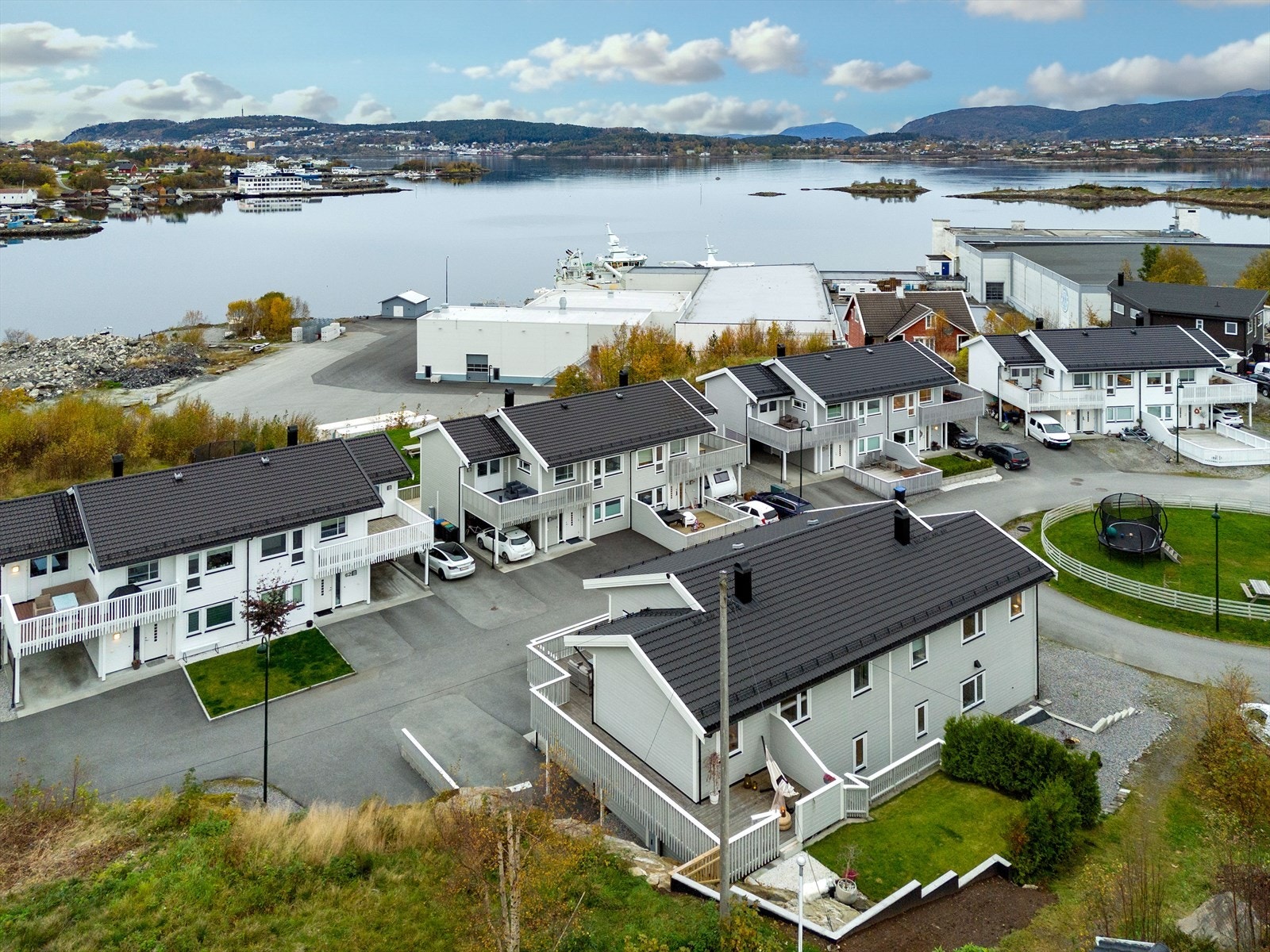 Nabolaget har nærhet til sjøen og turområder, ideelt for friluftsliv. Husk å melde deg på visning! Galleribilde