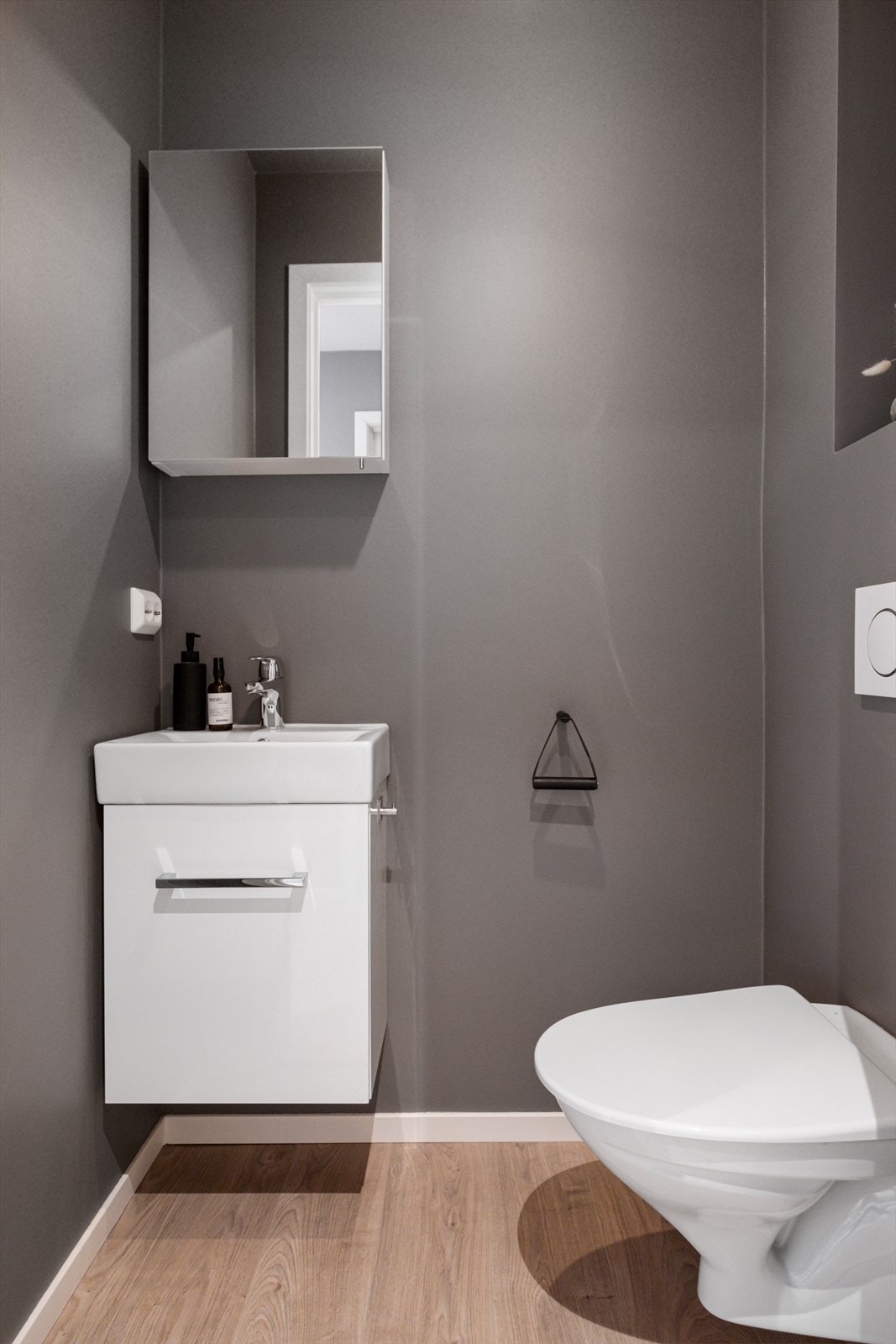 Toalettrom i 2. etasje. Det har laminatgulv og vegghengt toalett, med malte flater på vegger og tak Galleribilde