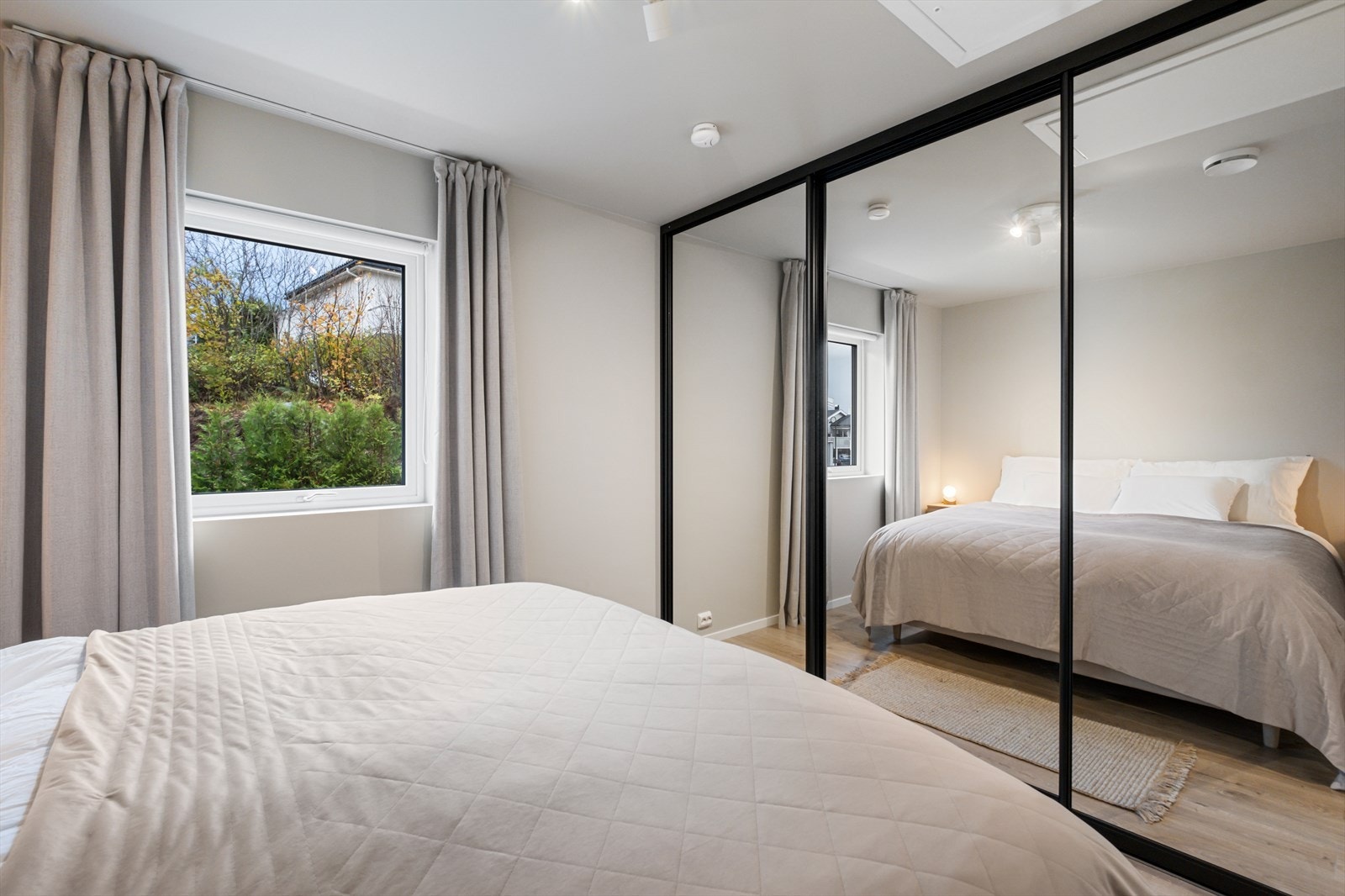 Skyvedørsgarderobe gir effektiv oppbevaring. Galleribilde