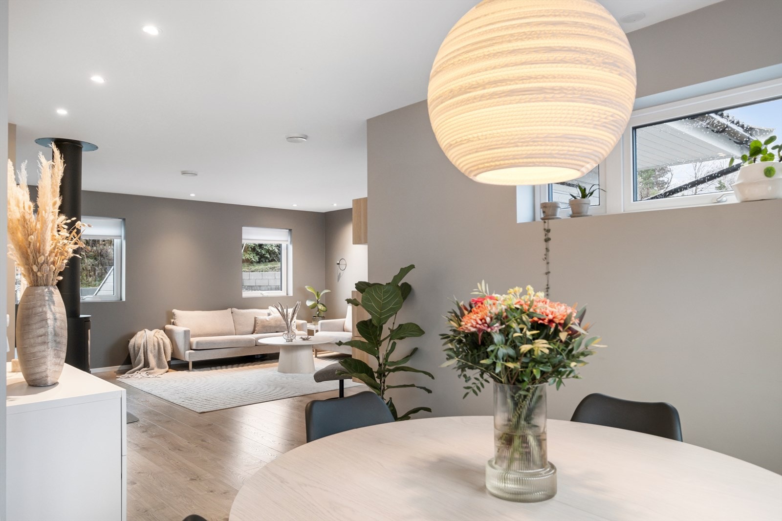 Spisebordet får en naturlig plassering mellom stue og kjøkken Galleribilde