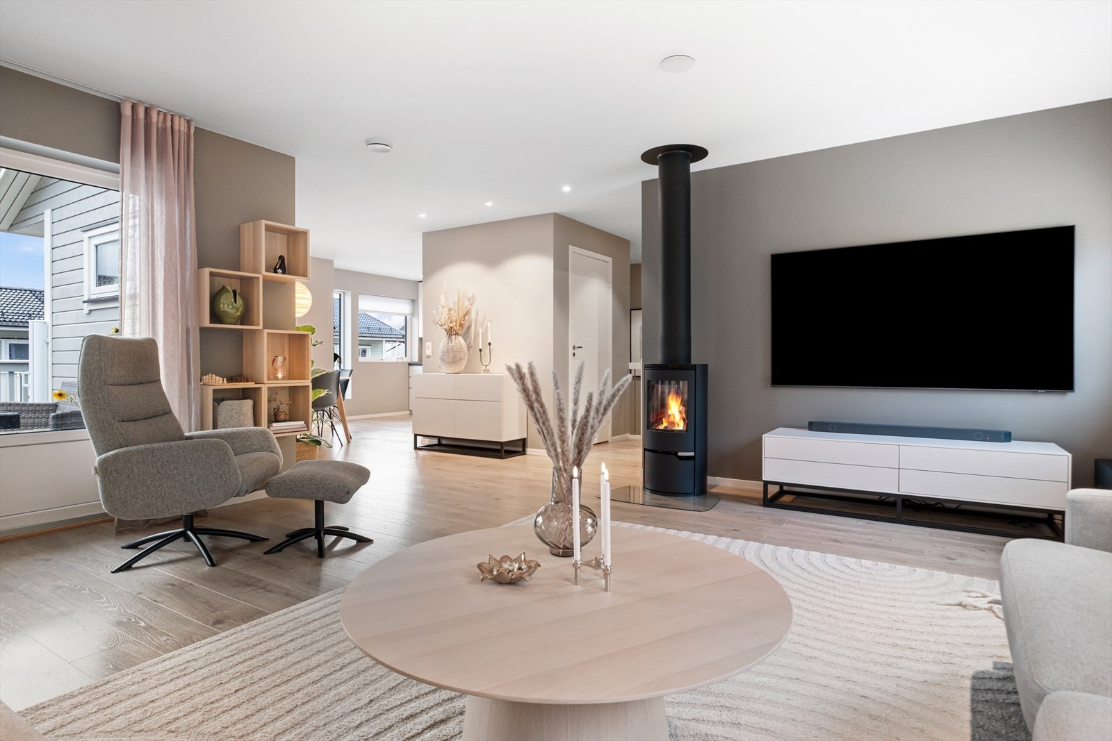 Stueområdet har en åpen planløsning med tilgang til kjøkken. Galleribilde