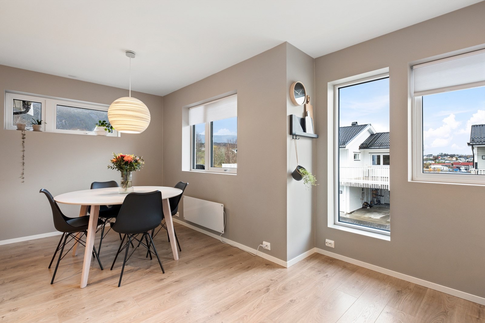 Store vinduer gir rikelig med dagslys i spiseområdet. Galleribilde