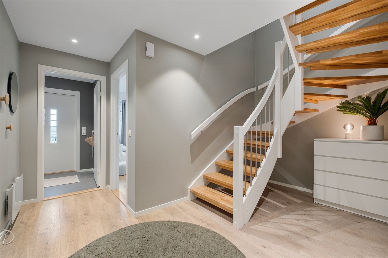 Tretrapp med åpne opptrinn gir en elegant forbindelse mellom etasjene. Galleribilde