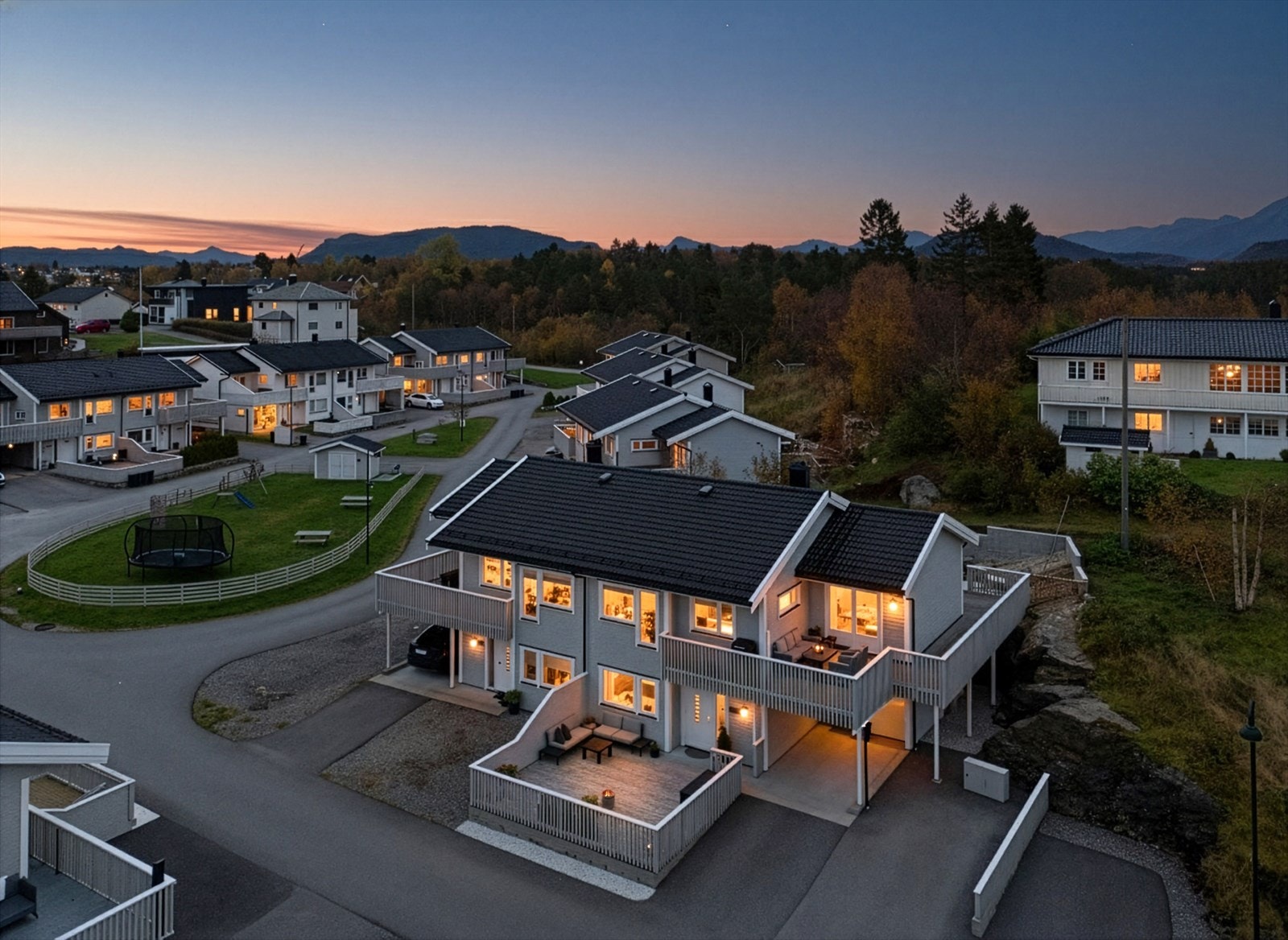 Velkommen til Djupvikstranda. Tomannsboligen ligger fint til helt i enden av boligfeltet og eiendommen har både utsikt og gode solforhold Galleribilde