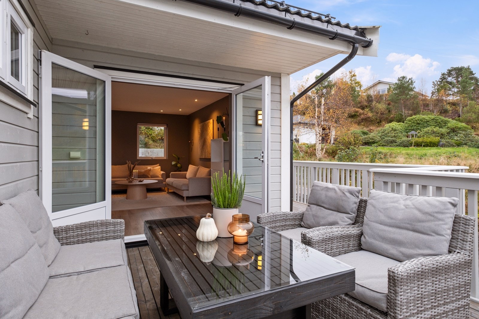 Verandaen gir en følelse av åpenhet med utsikt mot naturen. Galleribilde