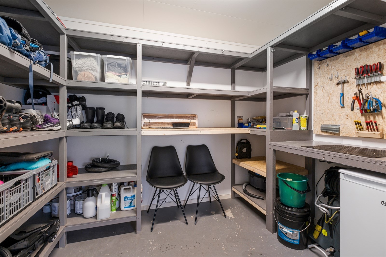 Utvendig bod ved inngangspartiet har god lagringsplass Galleribilde