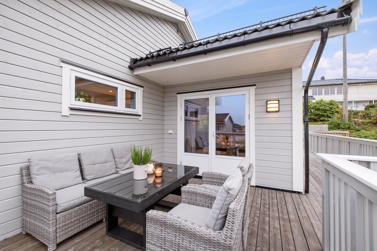 Verandaen går også rundt boligen slik at man får tilgang til hage fra 2. etasje Galleribilde