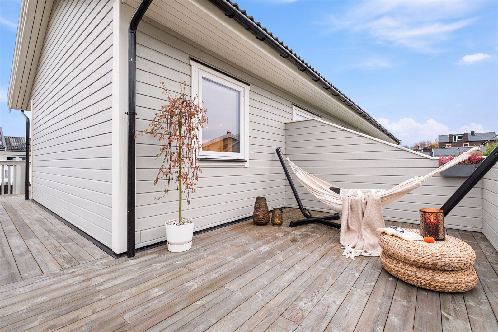 På sydsiden får man en skjermet plass hvor man kan nyte sola Galleribilde