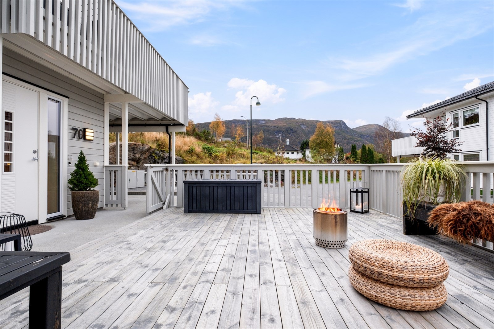 Terrassen har en direkte utgang fra boligen, som gir praktisk bruk. Galleribilde