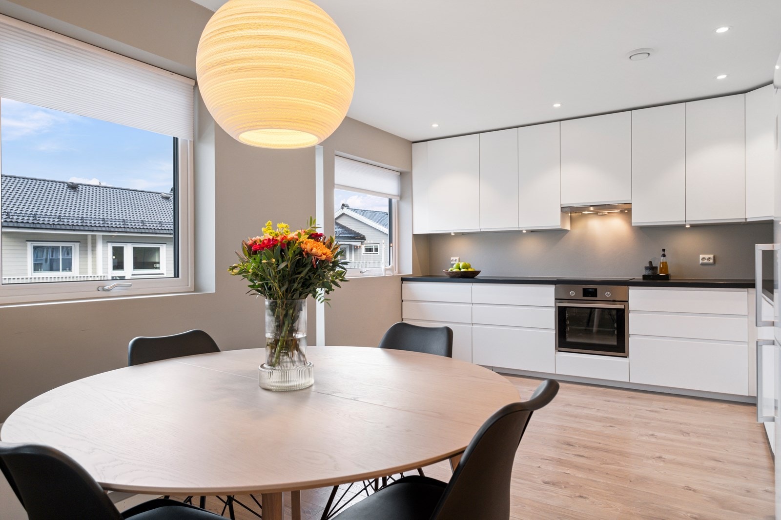 Kjøkkenet har slette fronter og laminat benkeplate, samt integrert stekeovn Galleribilde