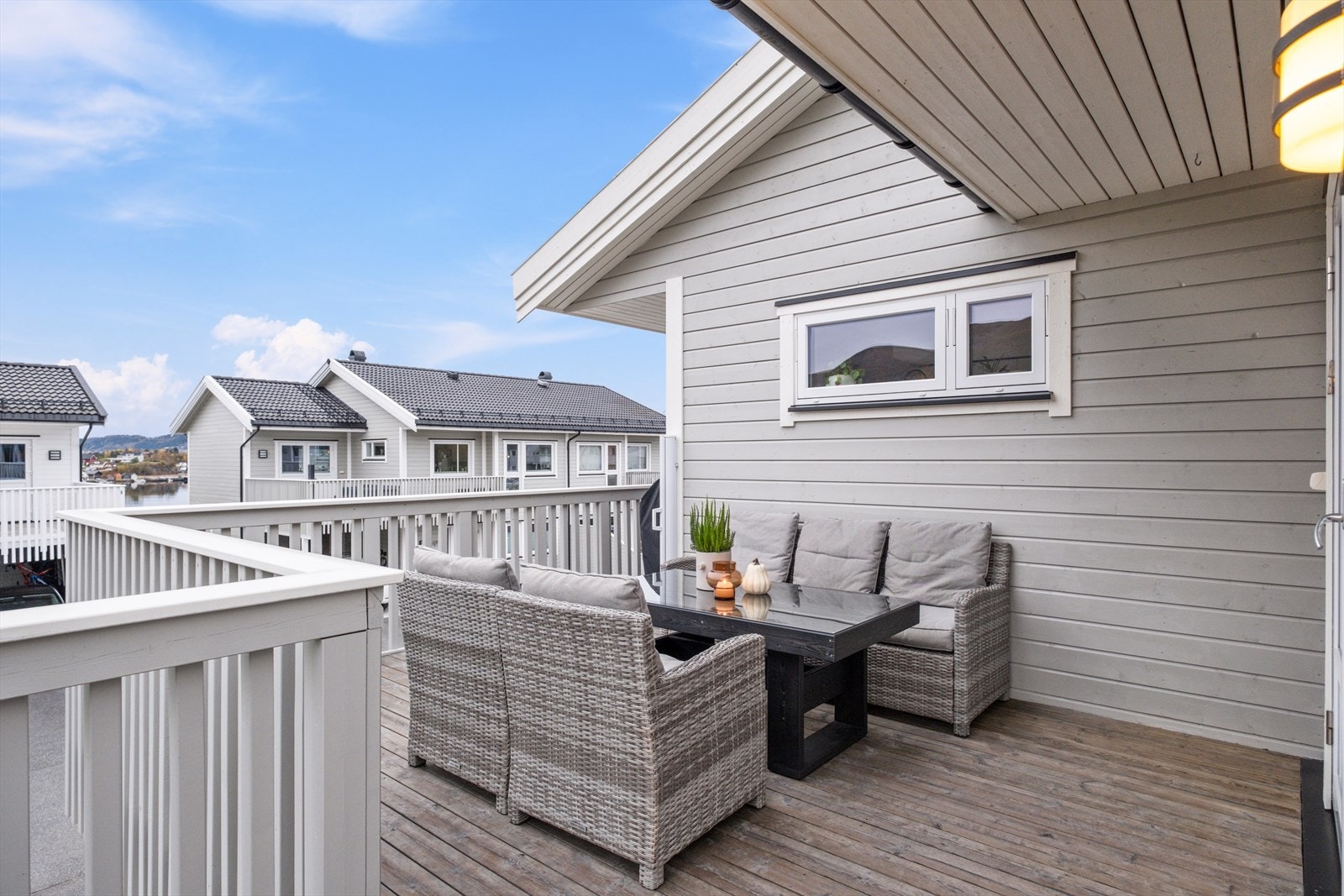 Verandaen gir plass til møblering og har utsikt Galleribilde