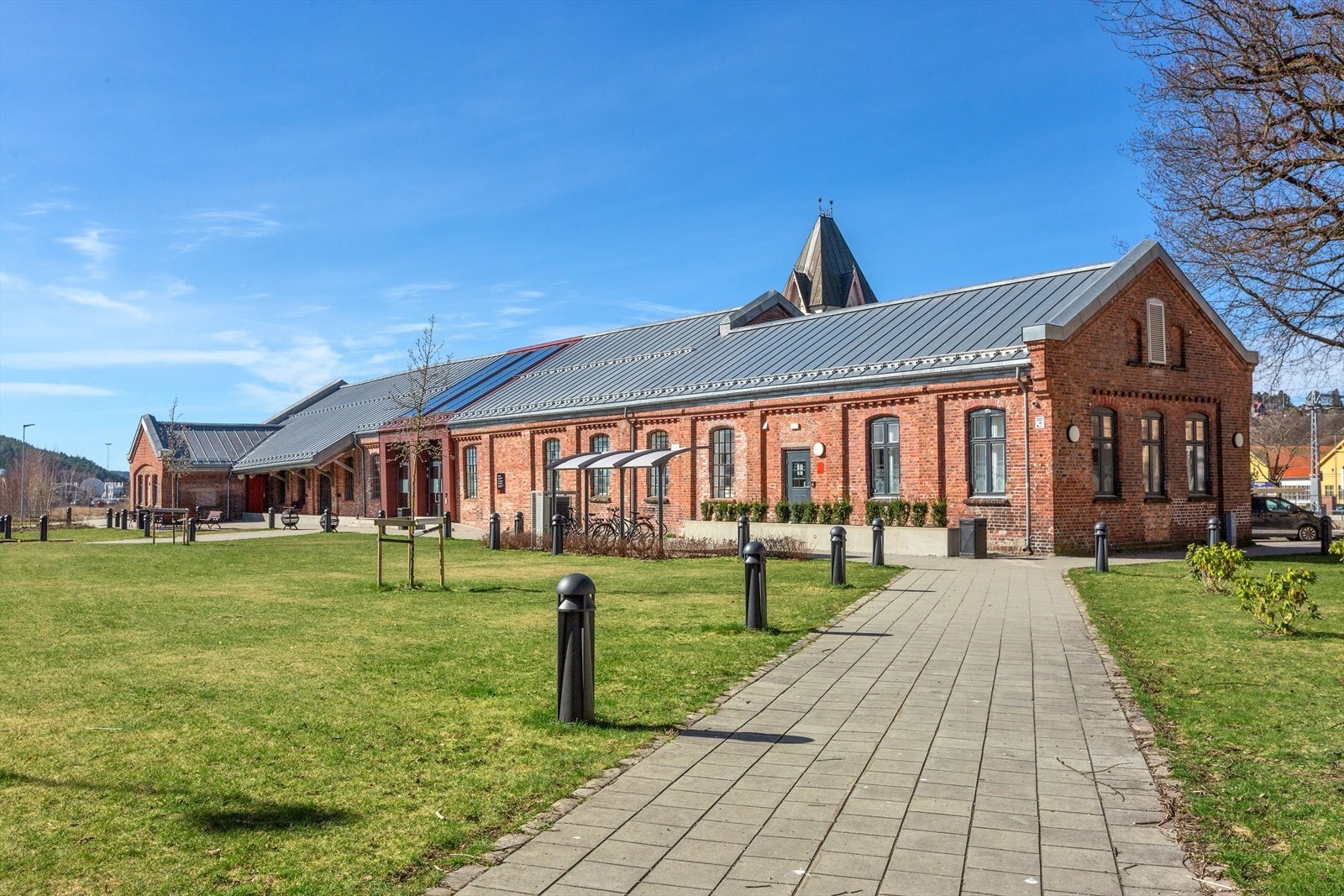 Omkring 250 meter fra leiligheten ligger Byparken. Et kurs, konferanse, selskaps og konsertlokale renovert 2023 hvor det avholdes jevnlige arrangementer Galleribilde