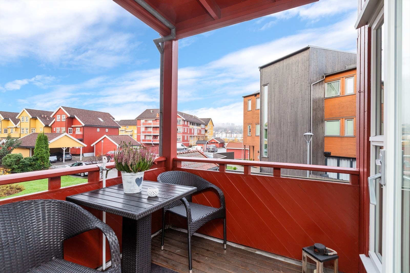 Fra stue er det utgang til overbygget nordvestvendt balkong på 4 kvm. med sol fra omkring kl. 15.30 sommerstid og med fin kveldssol. Galleribilde