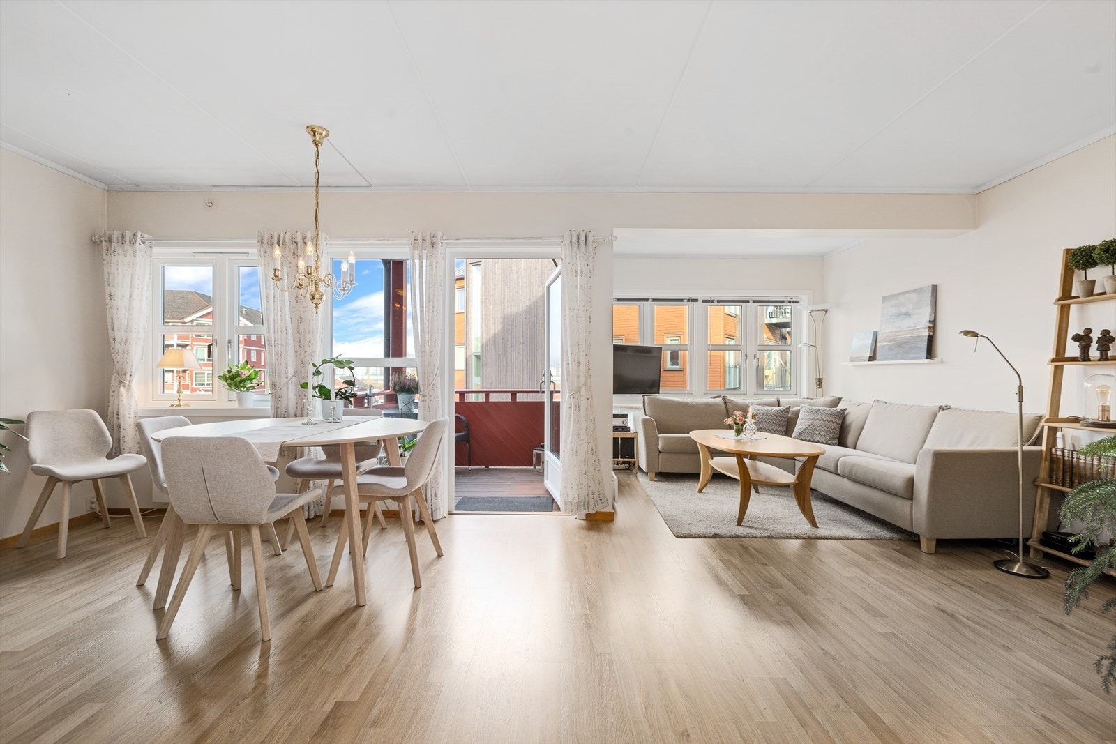 Alle rom (bortsett fra bad/wc, vaskerom og bod) fikk nye laminatgulv og nymalte vegger i 2013. Generelt kan det sies at leiligheten er lys og trivelig og gjør et godt inntrykk Galleribilde