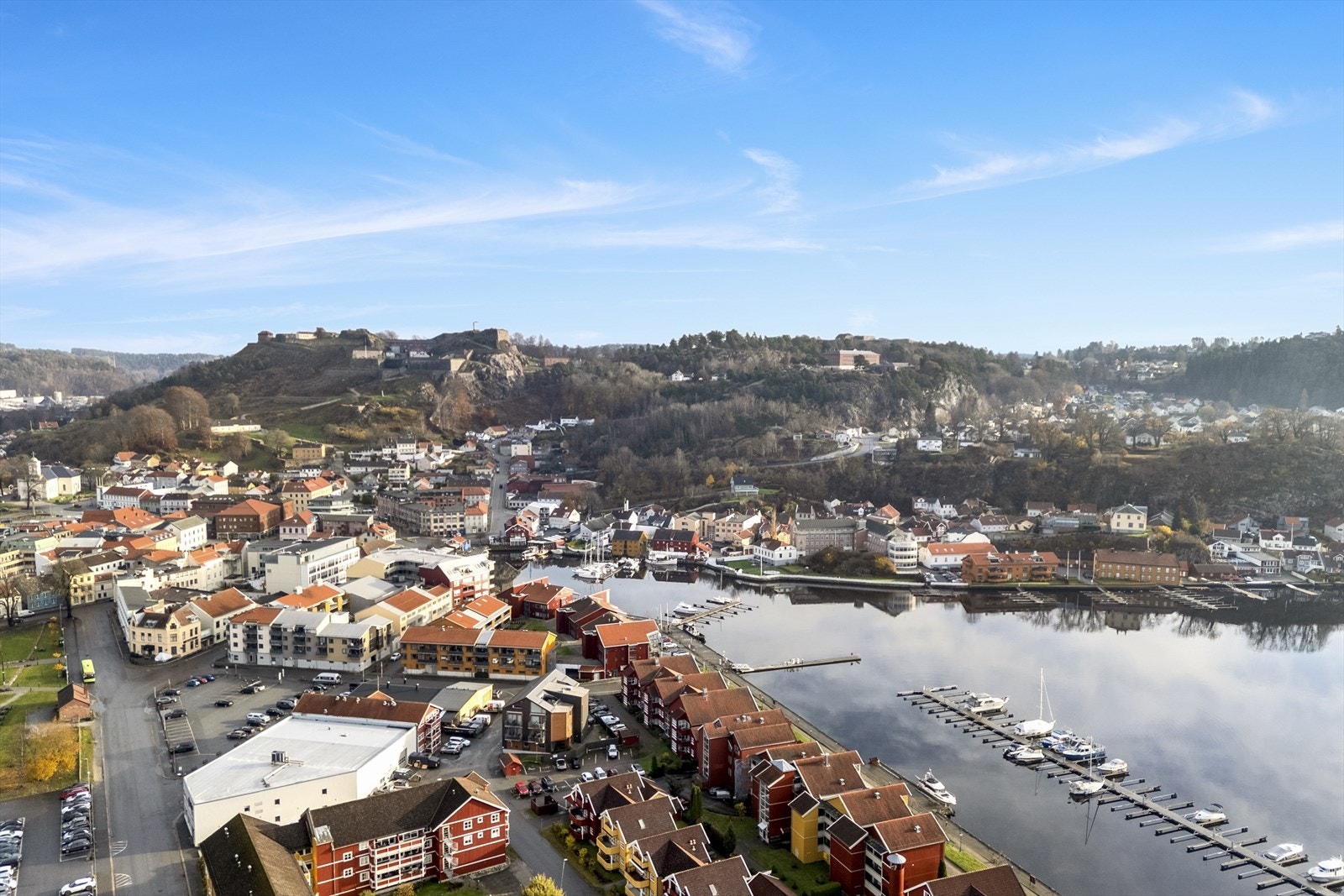 Det er kun ettpar minutters gange (ca. 250 meter) langs bryggepromenaden inn til byens fine torg og havneområde med diverse restauranter, cafeer, puber, gjestehavn, dagligvarebutikker (søndagsåpent), apotek, bakeri, hoteller, kultursal m.m Galleribilde