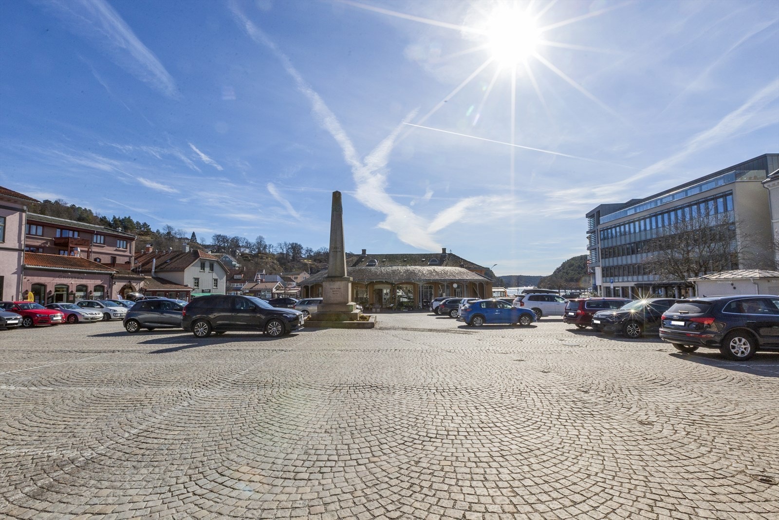 På byens trivelige torgområde som ligger ca. 250 meter fra leiligheten finner du blant annet restauranter, cafeer, puber, uteserveringer, bakeri og dagligvarebutikk (søndagsåpent) Galleribilde