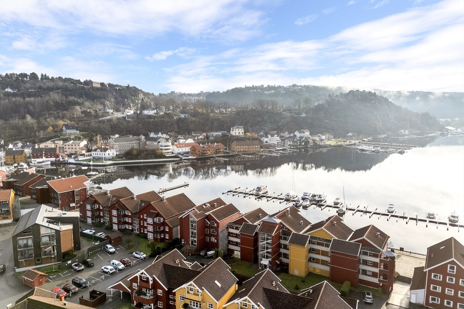 Fra torget og havneområdet har du kort gangvei videre via bratte brosteinsgater opp til flotte Fredriksten festning med blant annet fantastiske tur og rekreasjonsområder, jevnlige arrangementer og konserter, Halden golfklubbs golfbane m.m Galleribilde