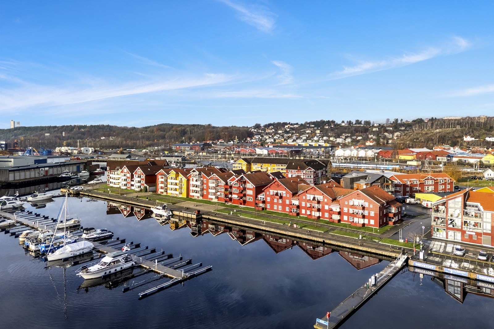 Her har du kort gangavstand til park, jernbanestasjon og bussholdeplass (ca. 250 meter) og det er kun ettpar minutters gange (ca. 250 meter) langs bryggepromenaden inn til byens fine torg og havneområde Galleribilde