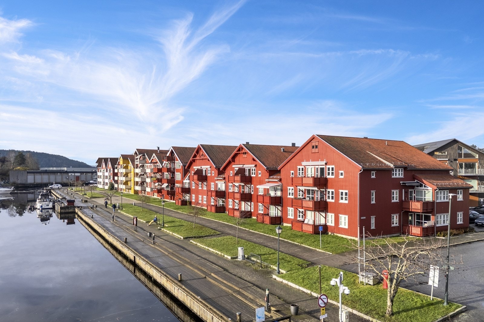 Fra leiligheten er det direkte utgang til fine tur og rekreasjonsområder blant annet langs bryggepromenaden, på Sauøya, ved Tyska og Hollenderen eller ut mot Eskeviken med badeplasser Galleribilde