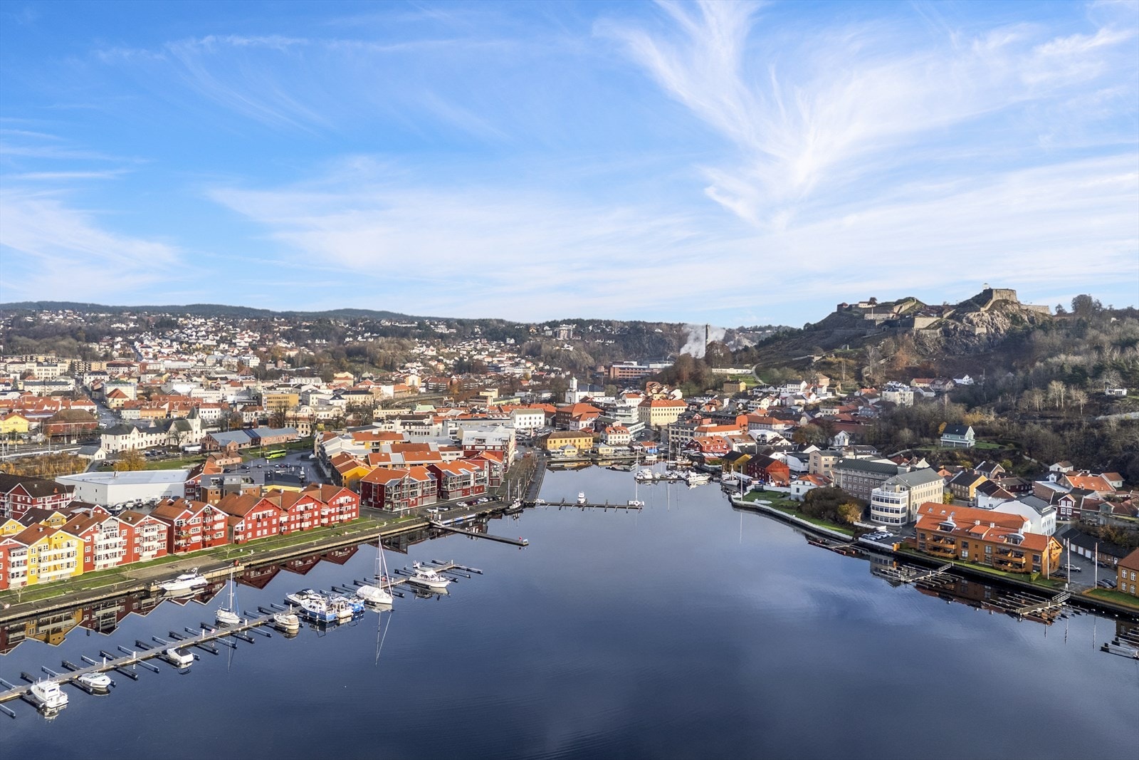 Leiligheten har en meget sentral og fin beliggenhet på bryggekanten langs bryggepromenaden på den populære sydsiden av Halden sentrum. Det kan være mulighet for leie av båtplass av Halden kommune like i nærheten av leiligheten Galleribilde