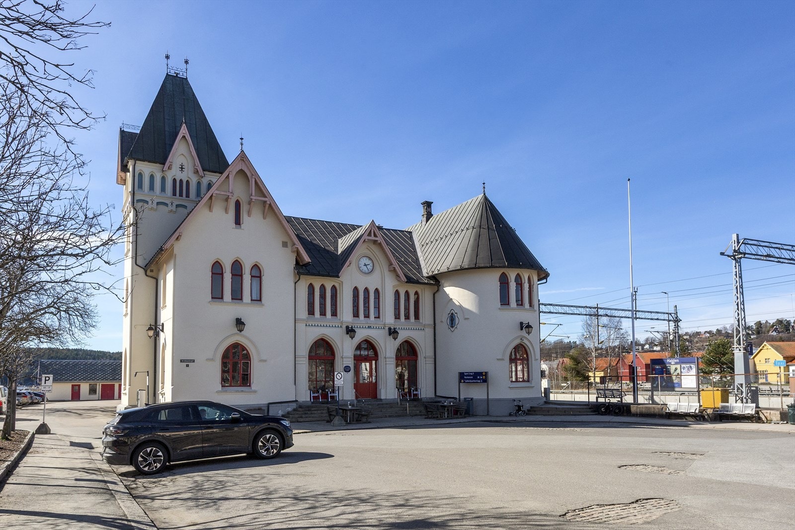 Omkring 250 meter fra leiligheten ligger Halden togstasjon med hyppige avganger i retning mot både Oslo og mot Gøteborg. Her finner du også bussholdeplass Galleribilde