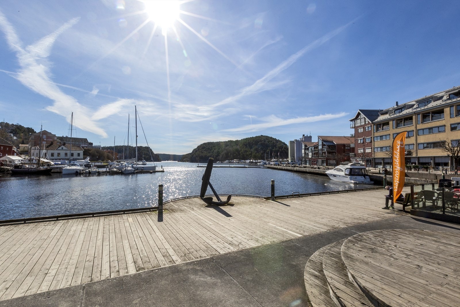 Omkring 250 meter fra leiligheten finner du byens flotte havneområde med bryggepromenade og gjestehavn, Thon hotell og diverse restauranter Galleribilde