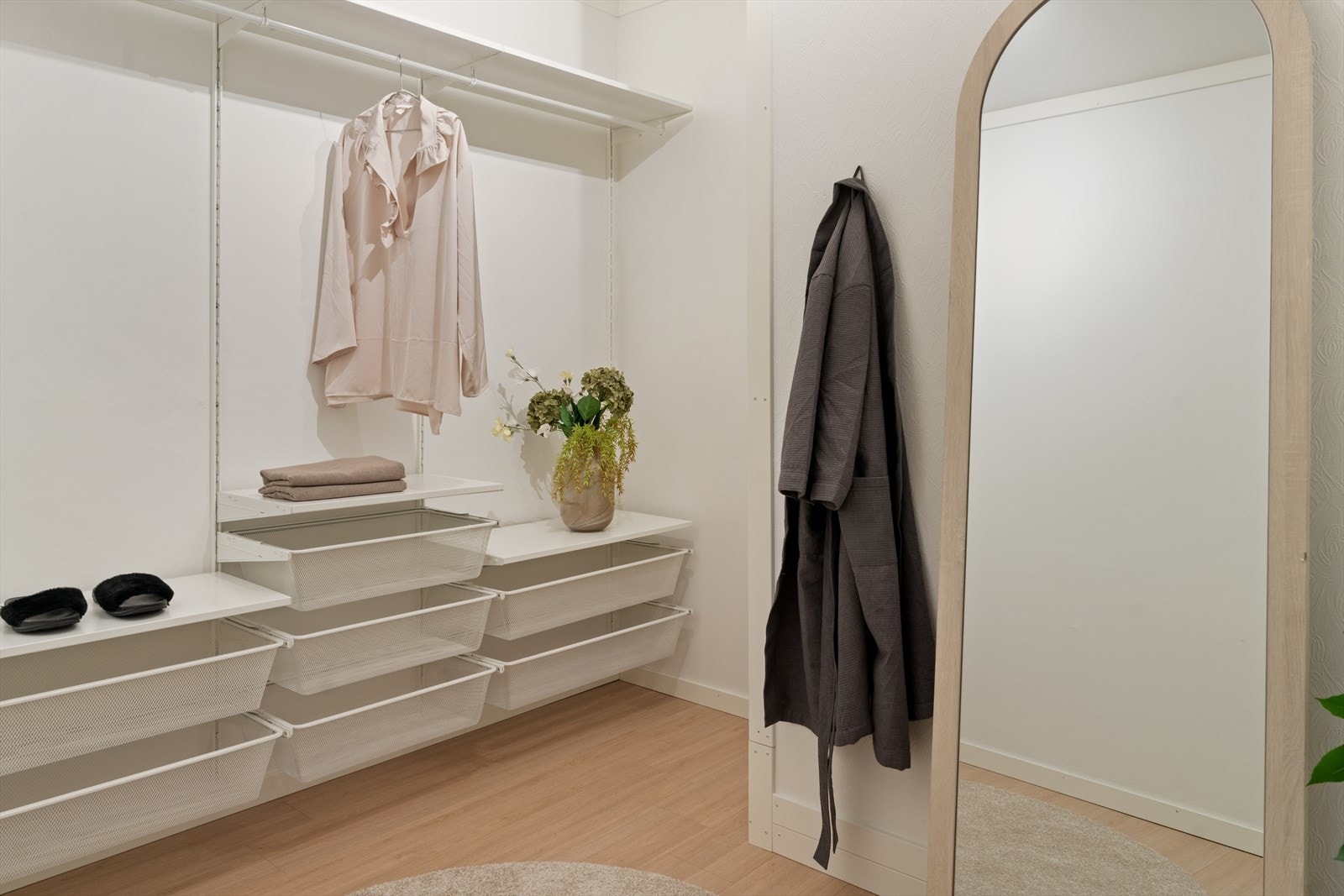 Den innvendige boden som og kan brukes som gareroberom er en sjelden bonus - et rom med god plass, åpne hyllesystemer og smarte oppbevaringsløsninger som gjør det enkelt å holde orden i hverdagen. Galleribilde