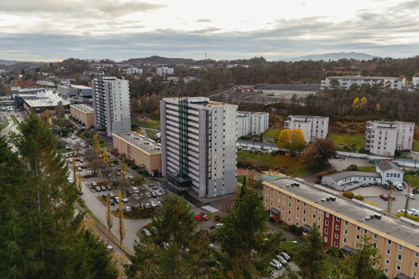 Det er svært gode bussforbindelser i området, med hyppige avganger til Bergen sentrum og øvrige bydeler. Galleribilde