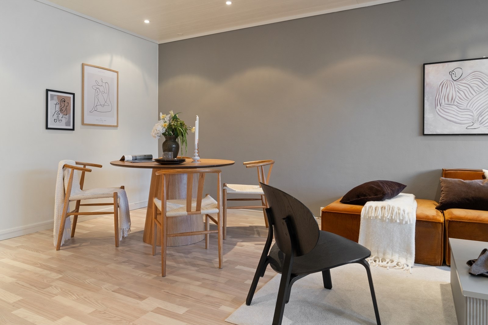 God takhøyde og en behagelig soneinndeling for både stue og spiseplass. Galleribilde