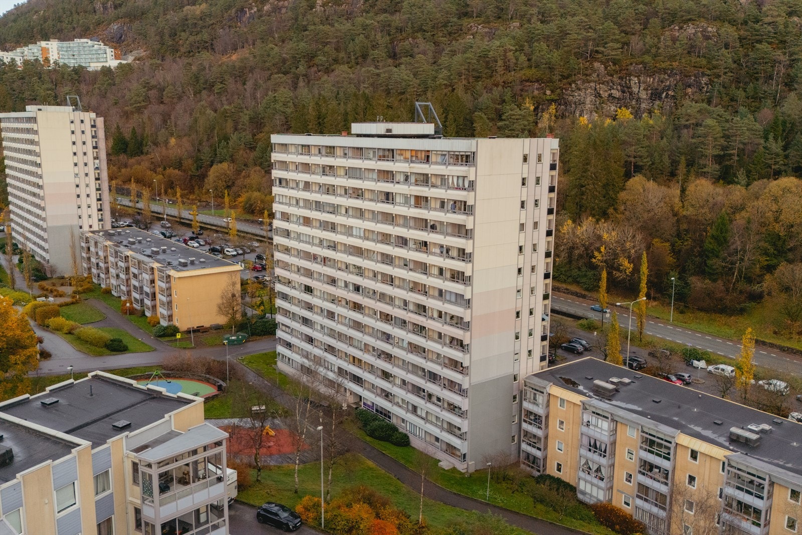 For den aktive finnes flotte turmuligheter i nærområdet, blant annet til Lyderhorn, Kanadaskogen og Alvøen, med stier og turveier som passer for både små og store. Galleribilde