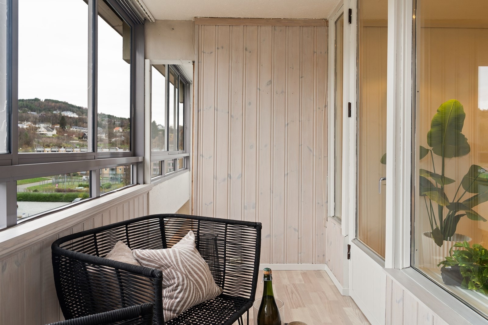 Fra stuen ledes du videre ut til en herlig innglasset balkong på 6,1 m² - et ekstra oppholdsrom som kan brukes store deler av året. Galleribilde