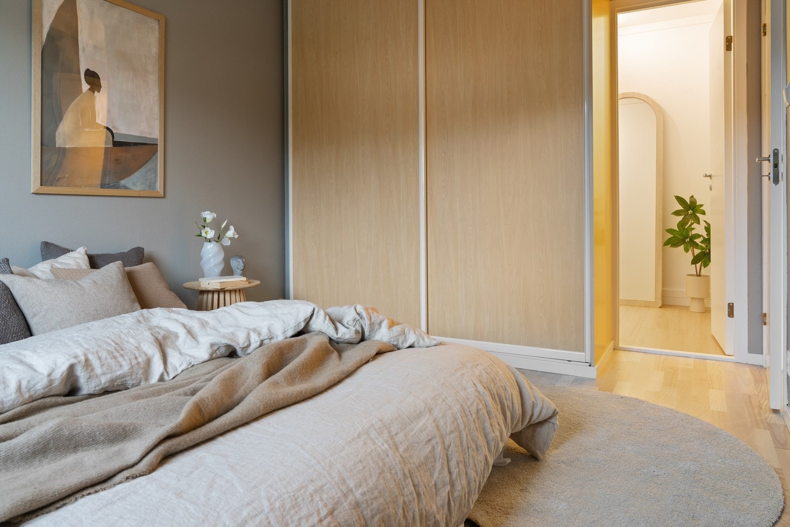 Store vindusflater slipper inn naturlig lys, og rommet oppleves både rolig og innbydende - et perfekt sted for restitusjon og ro. Galleribilde