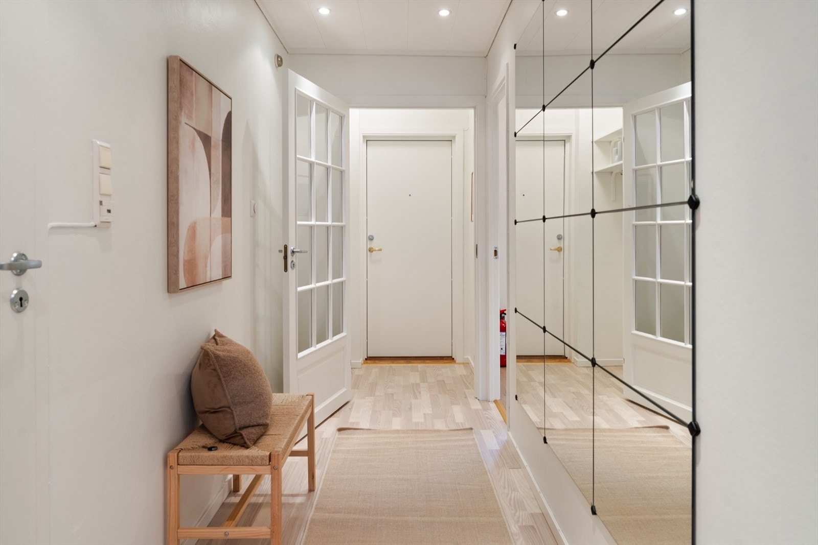 Velkommen inn! Entréen gir et svært godt førsteinntrykk med sine lyse flater, stilrene detaljer og gjennomtenkte oppbevaringsløsninger. Galleribilde