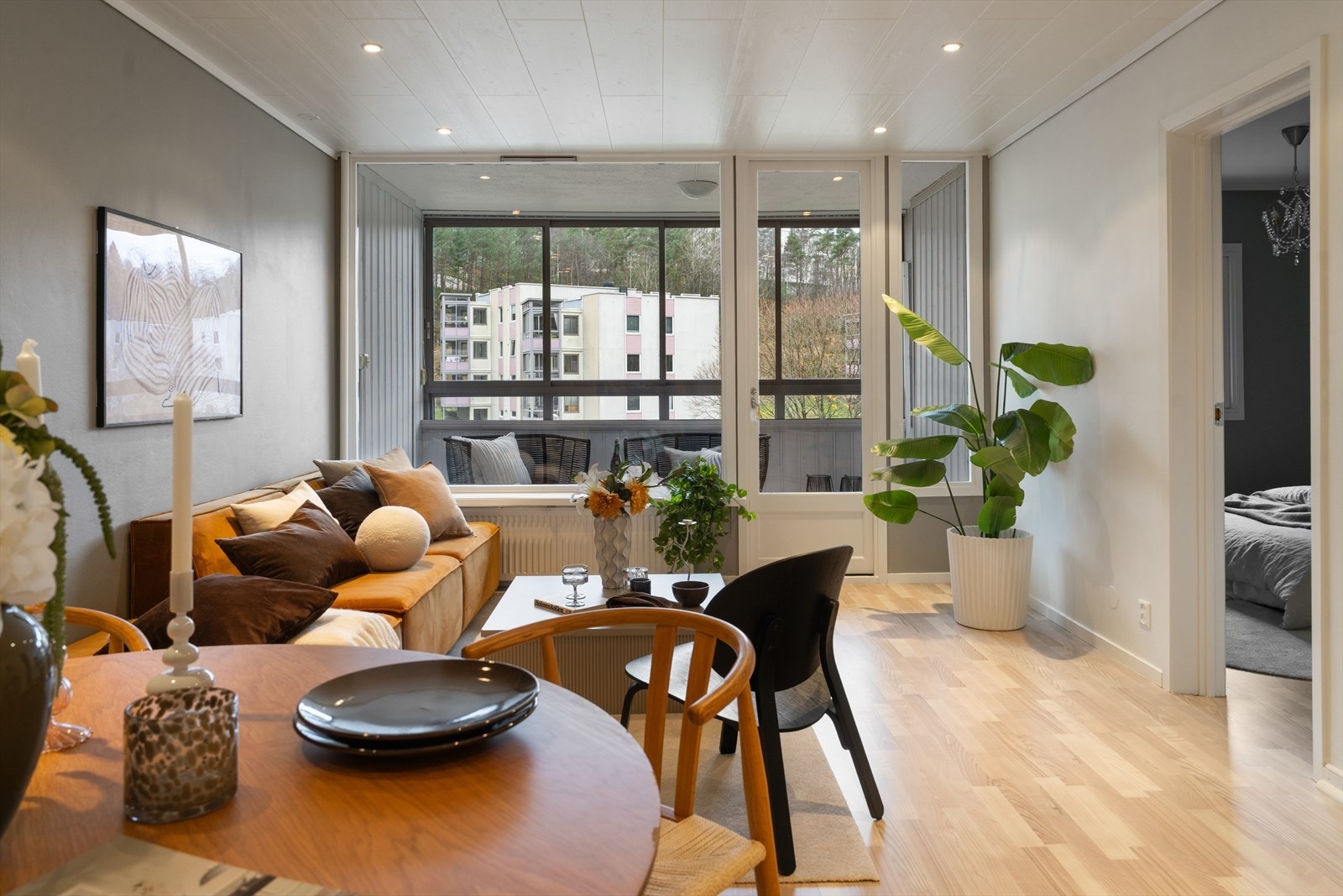 Stuen på hele 21,6 m² fremstår som hjemmets naturlige samlingspunkt. Galleribilde