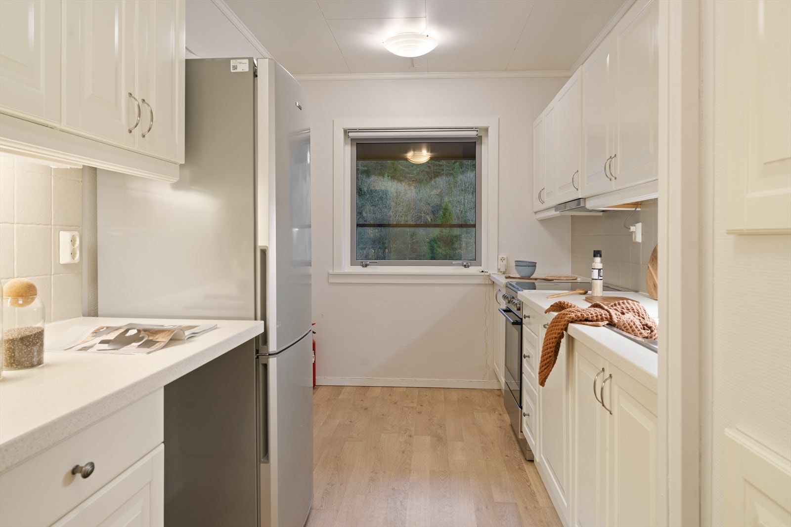 Det romslige og tidløse kjøkkenet fremstår som både praktisk og innbydende, med godt med skapplass og solide arbeidsflater. Galleribilde