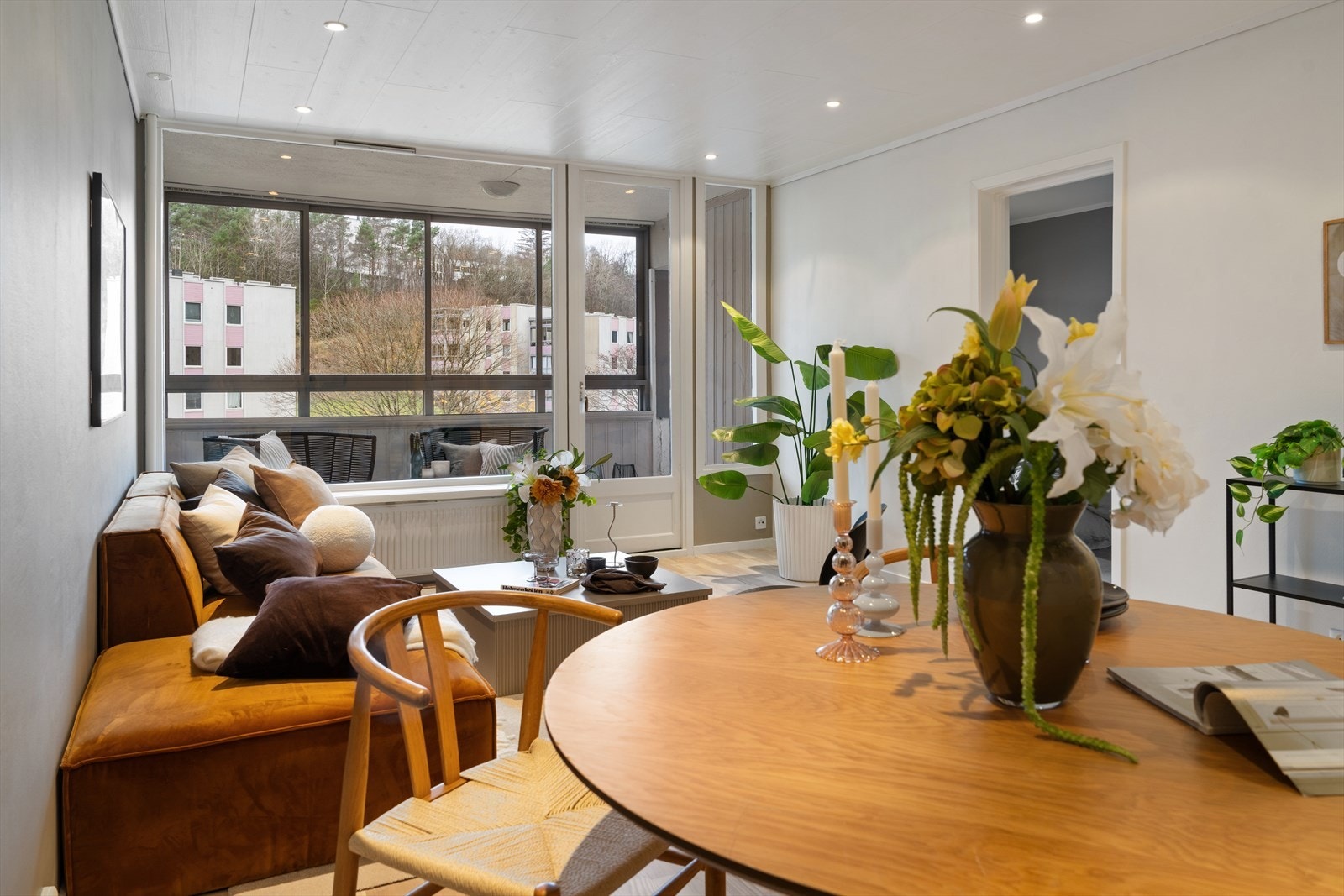 De store vindusflatene slipper inn rikelige mengder dagslys og forsterker følelsen av luft og rom. Galleribilde