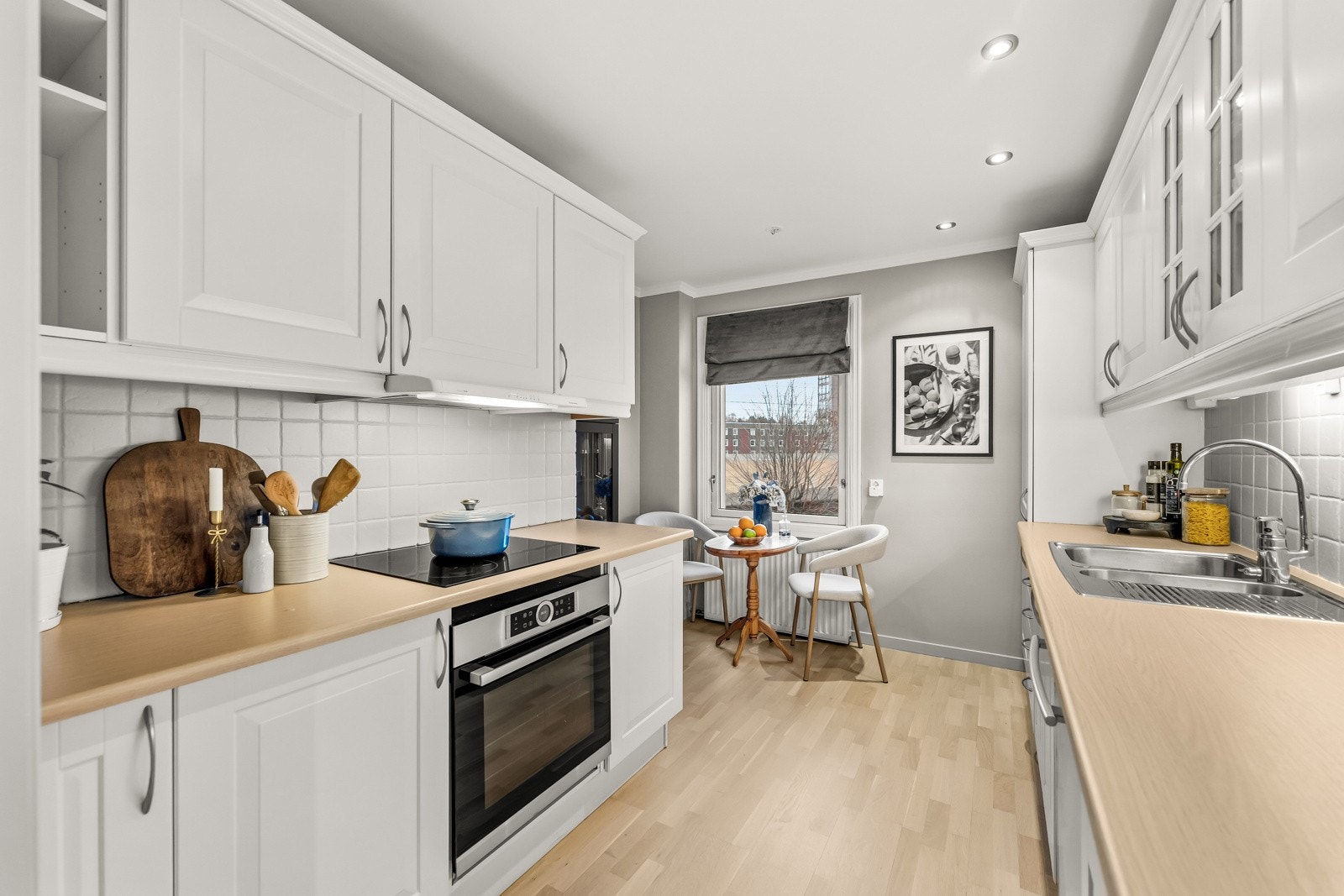 Separat kjøkken med rikelig skap- og benkeplass. Mulighet for et lite frokostbord under vinduet Galleribilde