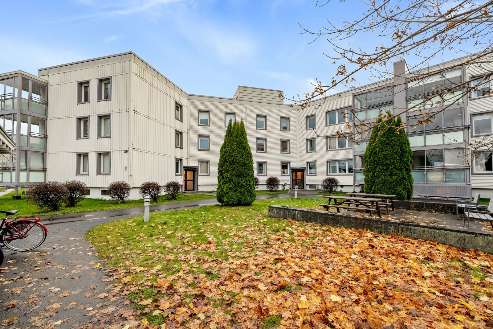 Fine grøntområder rundt bygget. Galleribilde