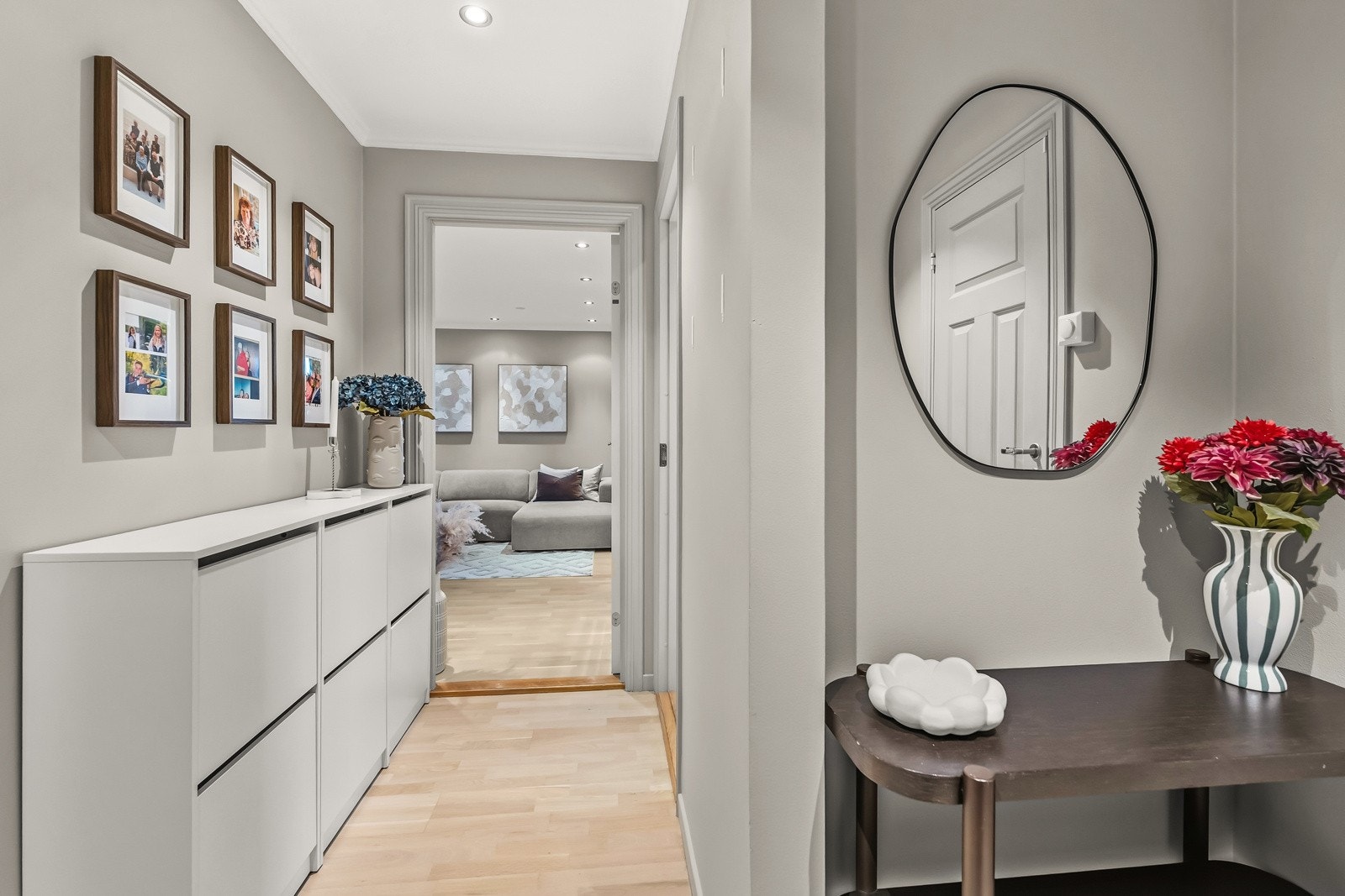 Lys og praktisk gang med god plass til yttertøy og sko Galleribilde