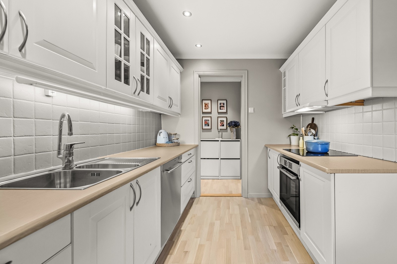 Gode arbeidsoverflater og rikelig skap- og benkeplass Galleribilde