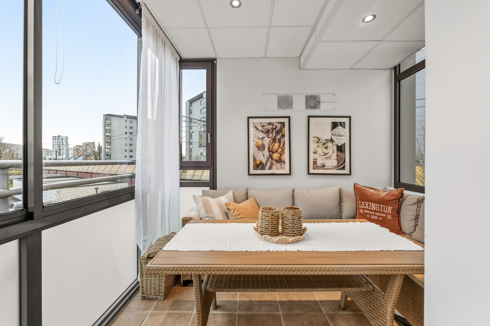 Innglasset balkong på 10 kvm med utgang fra stuen Galleribilde