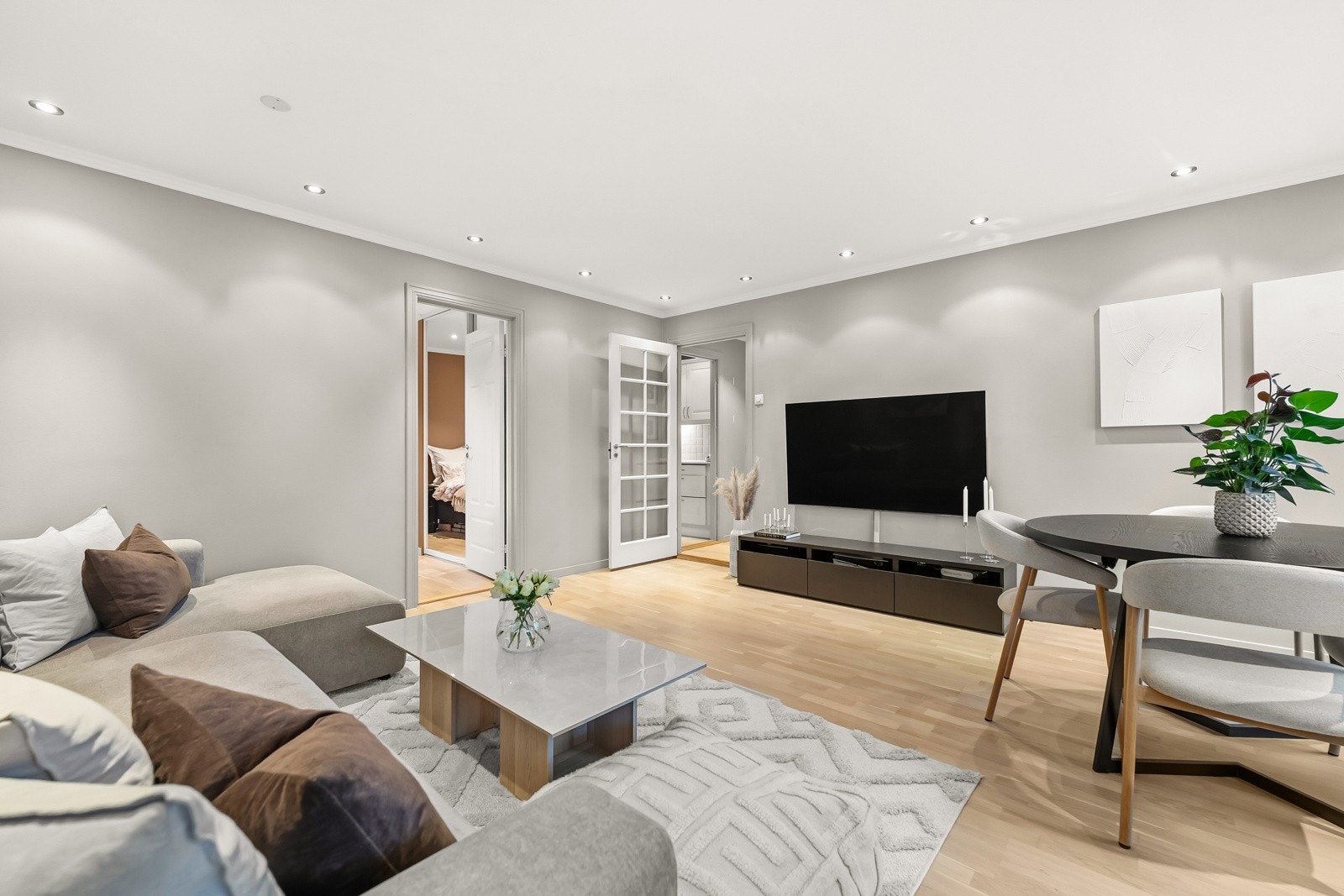 Gode møbleringsmuligheter i stuen, god plass til stor sofa. Galleribilde