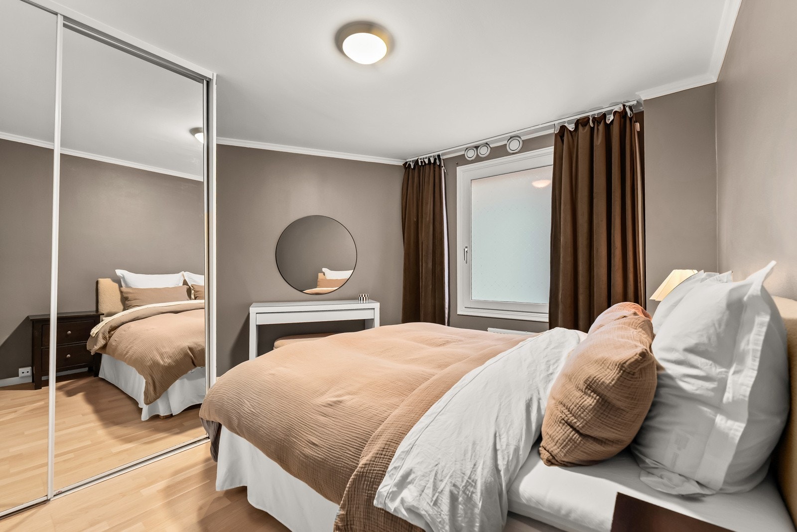 Praktisk med skyvedørsgarderobe med speil. Galleribilde