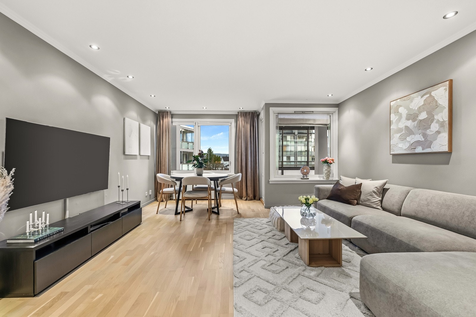 Luftig stue med mye lysinnslipp fra store vindusflater Galleribilde