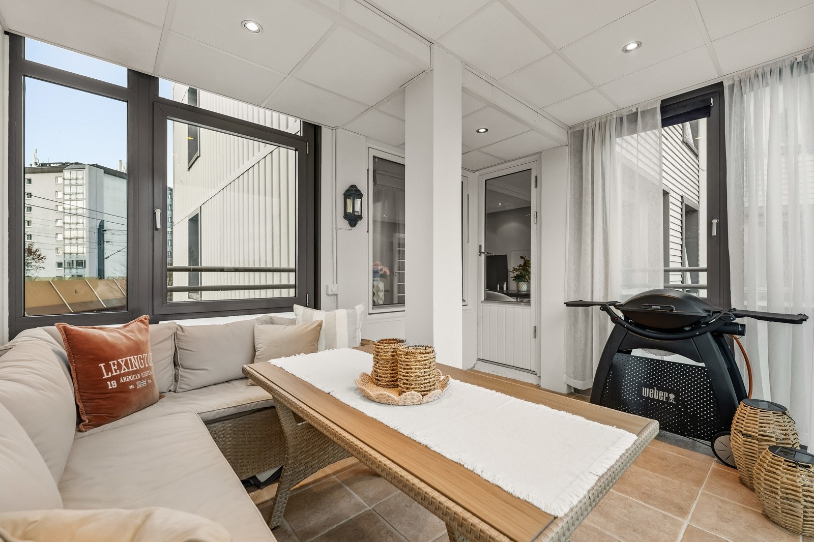 Innglasset balkong i forlengelse av stuen - god plass til sofaløsning med spisebord og grill. Galleribilde