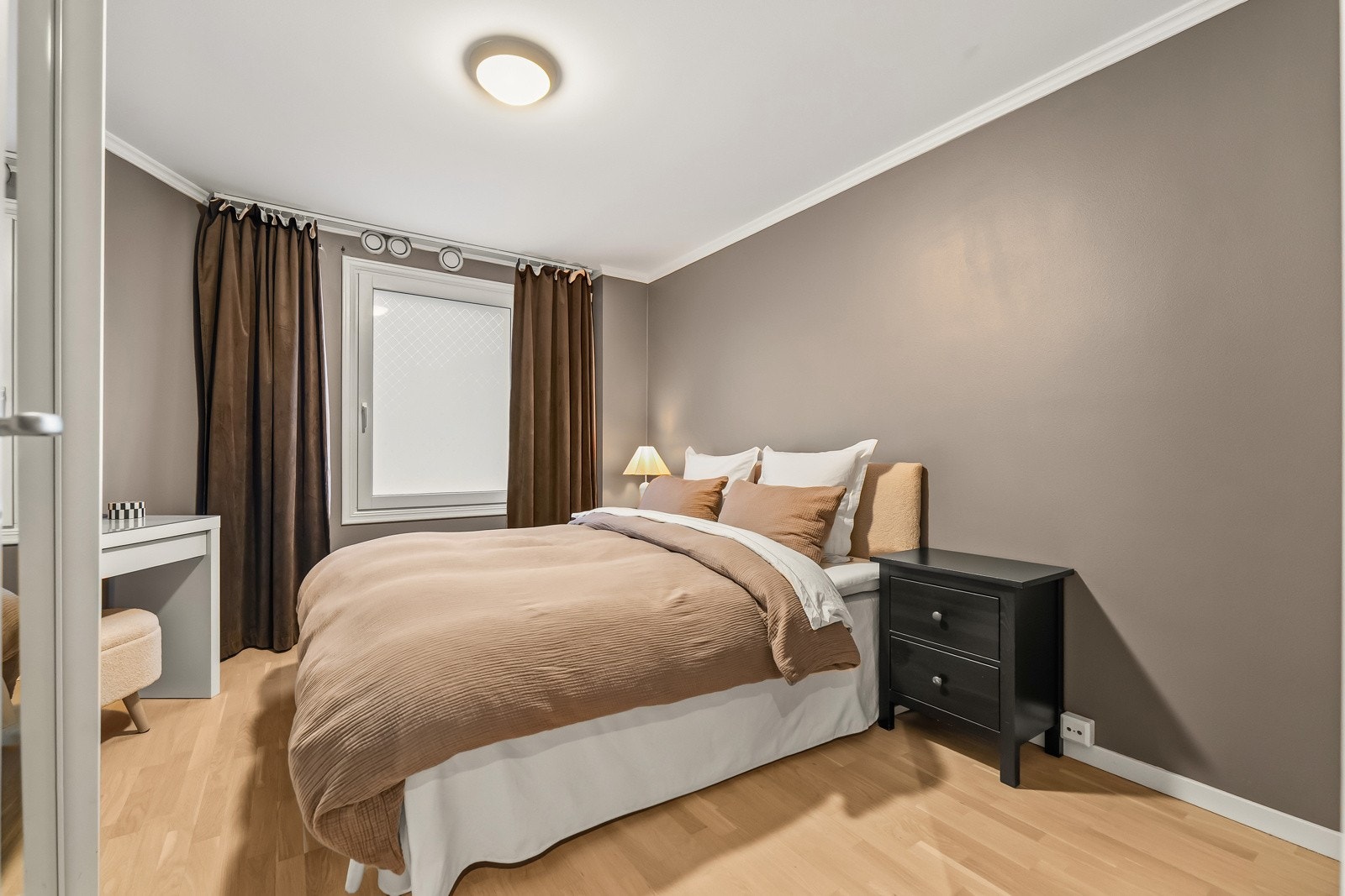 Hovedsoverommet er romslig og har god plass til seng og gardrobeløsning Galleribilde