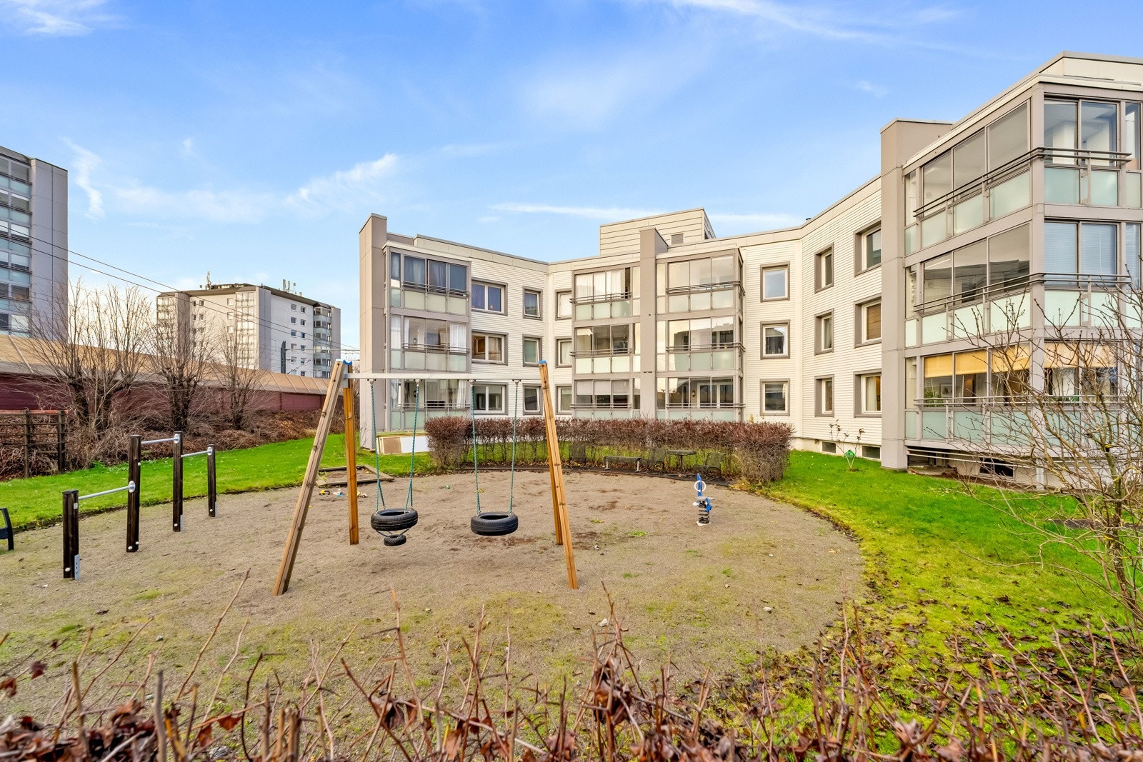 Sentral beliggenhet med nærhet til butikker, togstasjon og rekreasjonsområder Galleribilde