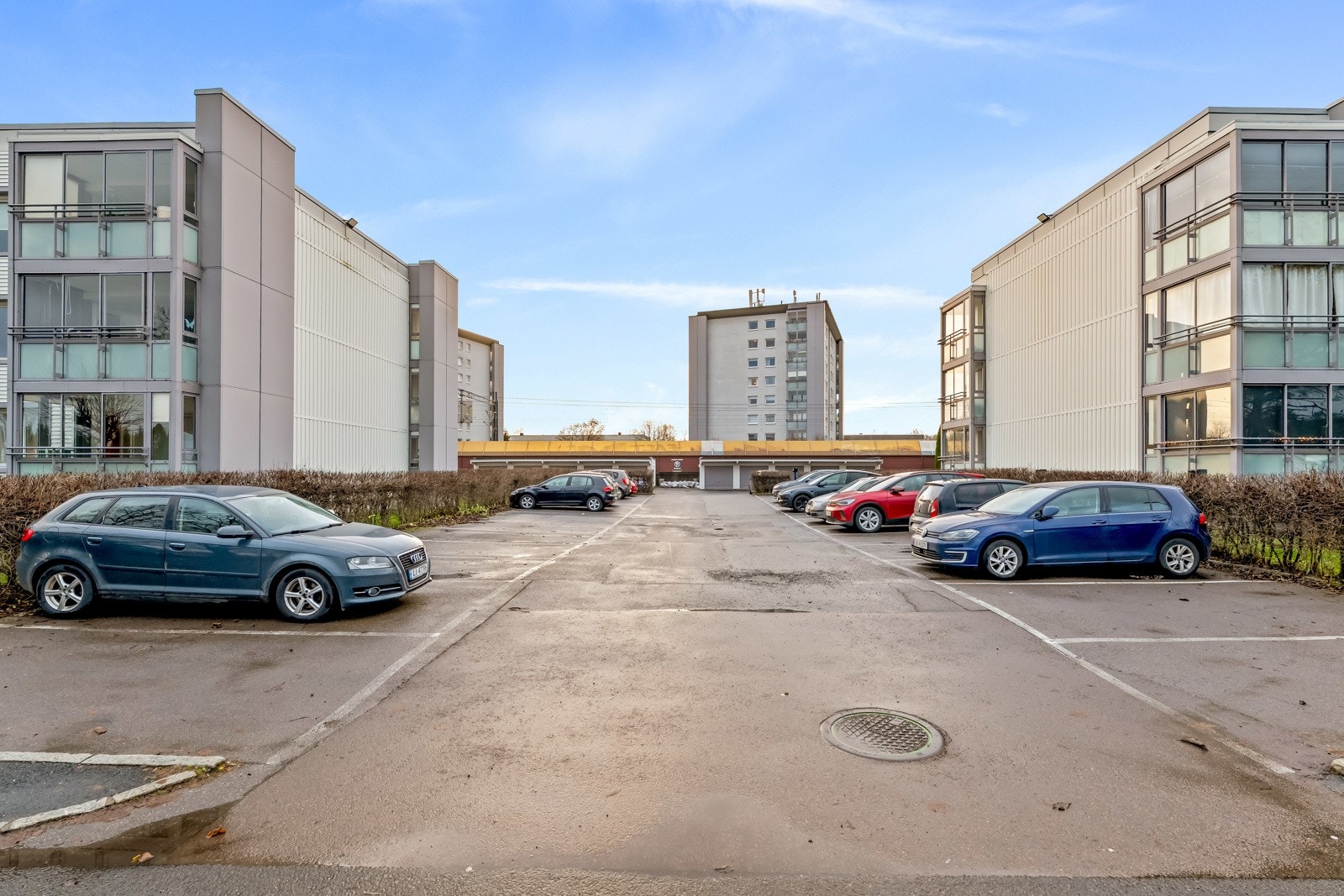 Nåværende eier leier p-plass av borettslaget med el-bil lader. Plassene fordeles etter annsienitet i borettslaget. Galleribilde